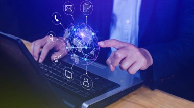 Küresel ağ bağlantısına dokunan iş adamı dijital iş hologramı, Büyük veri analizi ve iş zekası kavramı, Infograph, teknoloji.