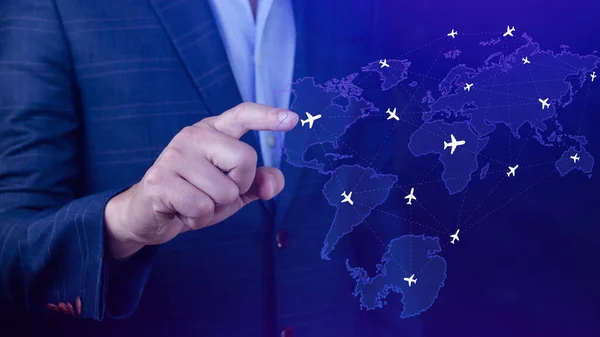 Geschäftsmann Hand Schiebt Flugbuchungsnetzwerk Hand Drückt Hellblaue Weltkarte Mit Flugrouten — Stockfoto