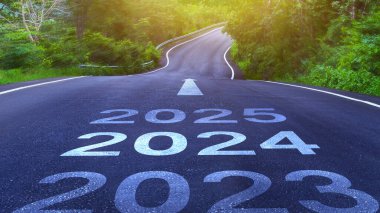 Yeni yıl 2024 konseptiyle boş asfalt yol. Yeni yıl kavramına yön ve sürdürülebilir kalkınma fikri, vizyon 2023-2025 kavramı.