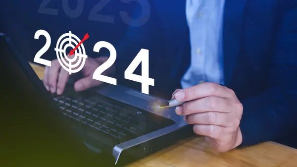 2024 yılındaki yeni yıl hedefi eylem, iş planı ve stratejileri, hedeflere ulaşmak için yıllık plan ve geliştirme 2024 yılında hedeflenen başarı, iş adamı 2024 iş hedefi simgesine dokundu.