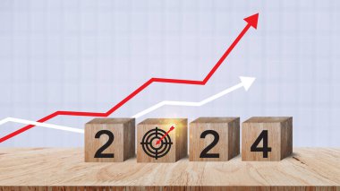 2024 iş ve yaşam hedefi, 2024 sayılı tahta küpler ve akıllı arka planda hedef simgesi, yeni yıldan başlayarak, yeni proje planlama, yıllık plan, iş hedefi başarısı