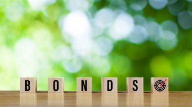 Tahta bloklarda, yığınla bozuk paralarla bağ kuruyor. Artan konsept ve yatırım tahvili kavramı Yeşil Tahvil Programını desteklemek için Fonları Artırıyor