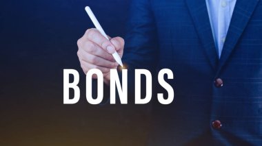 İşadamı sanal ekrana tıklıyor. Bond Finans Teknolojisi, Ticaret Pazarı Ağı, yatırımcının kredi verdiğini gösteren tahvil güvenliği, eşit kredi, güvence altına alınmamış ve güvence altına alınmamış tahviller.