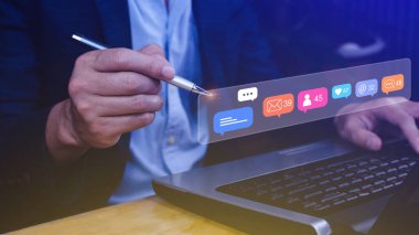 Sosyal medyaya ve dijital çevrimiçi pazarlama kavramlarına dokunan insanlar ekranda bildirimler, mesajlar, yorumlar gibi simgelerle.