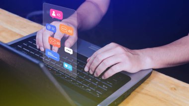 Sosyal medyaya ve dijital çevrimiçi pazarlama kavramlarına dokunan insanlar ekranda bildirimler, mesajlar, yorumlar gibi simgelerle.