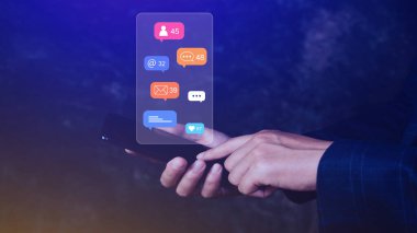 Sosyal medyaya ve dijital çevrimiçi pazarlama kavramlarına dokunan insanlar cep telefonlarında uyarılar, mesajlar, akıllı telefon ekranındaki yorumlar gibi simgelerle.