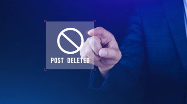 Sanal ekranda sosyal medyaya dokunan bir işadamı, ancak gönderi silindi, daha fazla internet aranıyor, arama motoru optimizasyonu aranıyor.