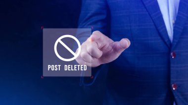 Sanal ekranda sosyal medyaya dokunan bir işadamı, ancak gönderi silindi, daha fazla internet aranıyor, arama motoru optimizasyonu aranıyor.