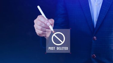 Sanal ekranda sosyal medyaya dokunan bir işadamı, ancak gönderi silindi, daha fazla internet aranıyor, arama motoru optimizasyonu aranıyor.