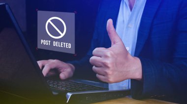 Sanal ekranda sosyal medyaya dokunan bir bilgisayar dizüstü bilgisayar kullanıyor, ancak gönderi silinmiş, daha fazla internet aranıyor, arama motoru optimizasyonu.