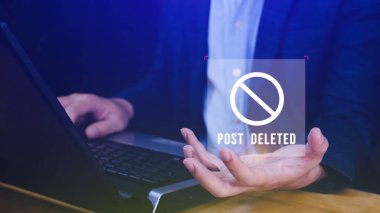 Sanal ekranda sosyal medyaya dokunan bir bilgisayar dizüstü bilgisayar kullanıyor, ancak gönderi silinmiş, daha fazla internet aranıyor, arama motoru optimizasyonu.