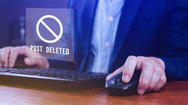 Sanal ekranda sosyal medyaya dokunan bir bilgisayar dizüstü bilgisayar kullanıyor, ancak gönderi silinmiş, daha fazla internet aranıyor, arama motoru optimizasyonu.