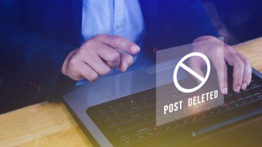 Sanal ekranda sosyal medyaya dokunan bir bilgisayar dizüstü bilgisayar kullanıyor, ancak gönderi silinmiş, daha fazla internet aranıyor, arama motoru optimizasyonu.