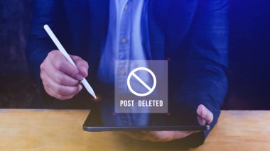 Sanal ekranda sosyal medyaya dokunan bir bilgisayar dizüstü bilgisayar kullanıyor, ancak gönderi silinmiş, daha fazla internet aranıyor, arama motoru optimizasyonu.