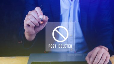 Sanal ekranda sosyal medyaya dokunan bir bilgisayar dizüstü bilgisayar kullanıyor, ancak gönderi silinmiş, daha fazla internet aranıyor, arama motoru optimizasyonu.