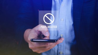 Sosyal medyayı kullanmak için akıllı telefon ya da cep telefonu kullanıyor ama gönderi sanal ekrandan silinmiş, daha fazla internet arama motoru optimizasyonu bulun.