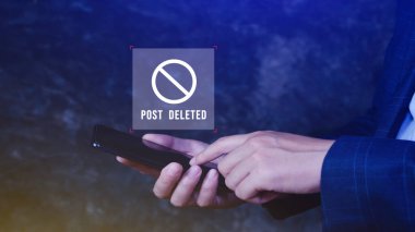 Sosyal medyayı kullanmak için akıllı telefon ya da cep telefonu kullanıyor ama gönderi sanal ekrandan silinmiş, daha fazla internet arama motoru optimizasyonu bulun.