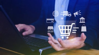İnternetten alışveriş. Bilgisayarda sanal grafik simgesi diyagramı, ödeme çevrimiçi, dijital pazarlama, iş finansmanı, internet ağı teknolojisi konsepti ile el alışverişi.