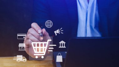 İnternetten alışveriş. Bilgisayarda sanal grafik simgesi diyagramı, ödeme çevrimiçi, dijital pazarlama, iş finansmanı, internet ağı teknolojisi konsepti ile el alışverişi.