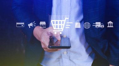 İnternetten alışveriş. Smartphone alışverişini çevrimiçi yapmak. Sanal, iş teslimat e-ticareti, internet üzerinden alışveriş yapan alışveriş arabaları ve iş simgeleri, ev teslimatı sunuyor.