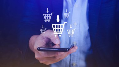 İnternetten alışveriş. Smartphone alışverişini çevrimiçi yapmak. Sanal, iş teslimat e-ticareti, internet üzerinden alışveriş yapan alışveriş arabaları ve iş simgeleri, ev teslimatı sunuyor.