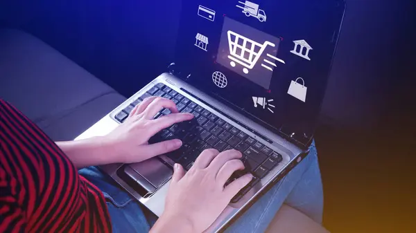 İnternetten alışveriş. Bilgisayarda sanal grafik simgesi diyagramı, ödeme çevrimiçi, dijital pazarlama, iş finansmanı, internet ağı teknolojisi kavramına sahip online alışveriş yapan kadın.