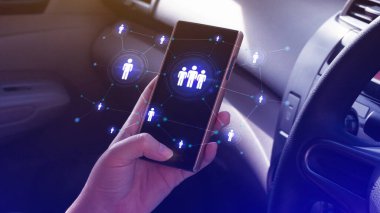 İnsan kaynakları, İK yönetimi, istihdam, kafa arama konsepti, akıllı telefon sanal arka planında modern sosyal düğmelere basan iş adamı.