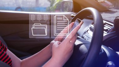 Akıllı telefon, Belge Yönetim Sistemi (DMS) üzerinde sanal olan multimedya tip modern düğmelere dokunarak kurumsal dosya bilgilerini arar ve yönetir.