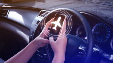 Akıllı telefondaki dokunmatik ekran uçak tuşuna basarak uçuşu seçmek için dokunmayı kullanır, Business Airplane taşıma konsepti.