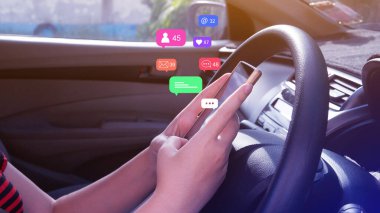 Cep telefonlarında sosyal medya ve dijital online pazarlama kavramları kullanan bir kadın. Bildirimler, mesajlar, araba ekranındaki yorumlar gibi simgelerle..