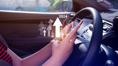 Faiz oranı ve kar payı kavramı, yüzde işareti ve artış okuyla, 2024, faiz oranları artmaya devam ediyor, hisse senetleri ve yatırım fonlarından geri dönüş, emeklilik için uzun vadeli yatırım.