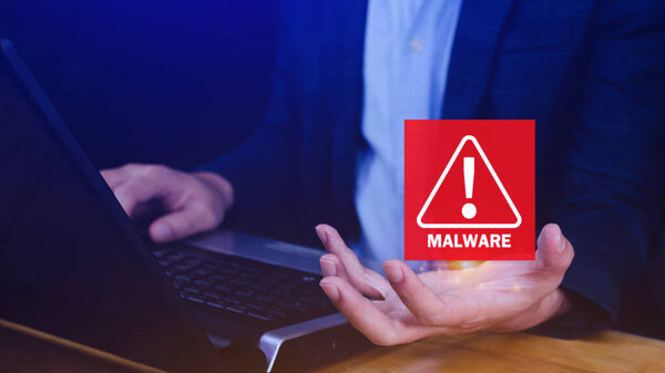 Система взломала предупреждение на ноутбуке, кибератака на компьютерную сеть, вирус, шпионские программы, вредоносные или вредоносные программы, кибербезопасность и киберпреступность, скомпрометированный информационный интернет.