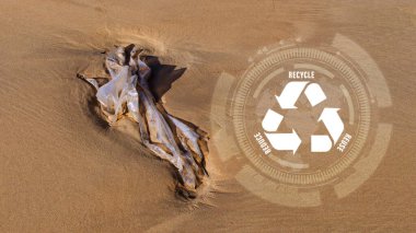 Plastik torba üzerindeki küçültme, yeniden kullanma, geri dönüşüm sembolü plajda atık doğayı kirleten, ekolojik atık yönetimi ve sürdürülebilir ve ekonomik yaşam tarzı için ekolojik metafor olarak bırakılır..