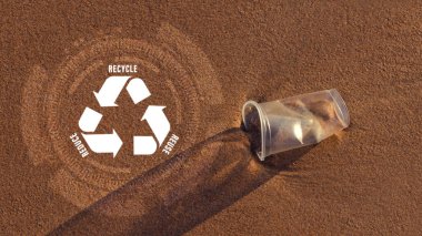 Plastik bardaktaki küçültme, yeniden kullanma, geri dönüşüm sembolü plajda atık doğayı kirleten, ekolojik atık yönetimi ve sürdürülebilir ve ekonomik yaşam tarzı için ekolojik metafor olarak bırakılır..