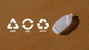 Plastik su şişelerindeki küçültme, yeniden kullanma, geri dönüşüm sembolü plajda atıkları kirleten doğa, ekolojik atık yönetimi ve sürdürülebilir ve ekonomik yaşam tarzı için ekolojik metafor olarak bırakılır..