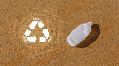 Plastik su şişelerindeki küçültme, yeniden kullanma, geri dönüşüm sembolü plajda atıkları kirleten doğa, ekolojik atık yönetimi ve sürdürülebilir ve ekonomik yaşam tarzı için ekolojik metafor olarak bırakılır..
