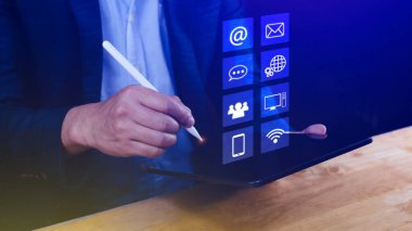 Küresel ağ bağlantısına dokunan iş adamı dijital iş hologramı, İletişim ve iş zekası konsepti seçenekleri, Infograph, teknoloji.