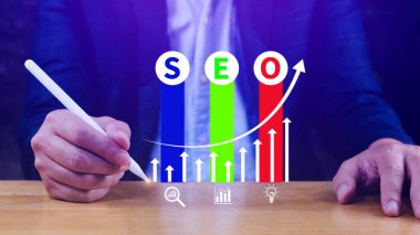 SEO kavramları, SEO Arama Motoru Optimizasyonu, web sitesindeki trafiği sıralamak için konsept, web sitenizi arama motorlarında veya SEO 'da sıralamak için optimize etmek.