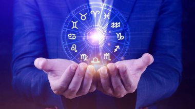 Astroloji ve burç kavramı, burç çarkının içindeki kişi, yıldız çemberi içindeki astrolojik burç işaretleri, gökyüzündeki yıldızlar bilgisi, evrenin gücü..