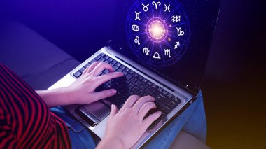 Astroloji ve burç kavramı, burç çarkının içindeki kişi, yıldız çemberi içindeki astrolojik burç işaretleri, gökyüzündeki yıldızlar bilgisi, evrenin gücü..