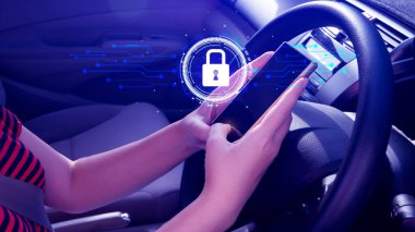 İnternet, Teknoloji, İnternet, Dijital ve Ağ Güvenliği kavramında siber güvenlik ve çevrimiçi veri koruması, akıllı telefon üzerindeki sanal kilit ikonuna elle dokunmak.