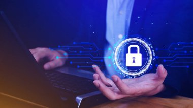 İnternet, Teknoloji, İnternet, Dijital ve Ağ Güvenliği kavramında siber güvenlik ve çevrimiçi veri koruması, sanal kilit sistemi simgesine elle dokunmak.