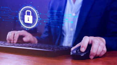 İnternet, Teknoloji, İnternet, Dijital ve Ağ Güvenliği kavramında siber güvenlik ve çevrimiçi veri koruması, sanal kilit sistemi simgesine elle dokunmak.
