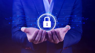 İnternet, Teknoloji, İnternet, Dijital ve Ağ Güvenliği kavramında siber güvenlik ve çevrimiçi veri koruması, sanal kilit sistemi simgesine elle dokunmak.