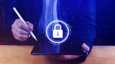 İnternet, Teknoloji, İnternet, Dijital ve Ağ Güvenliği kavramında siber güvenlik ve çevrimiçi veri koruması, sanal kilit sistemi simgesine elle dokunmak.