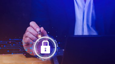 İnternet, Teknoloji, İnternet, Dijital ve Ağ Güvenliği kavramında siber güvenlik ve çevrimiçi veri koruması, sanal kilit sistemi simgesine elle dokunmak.