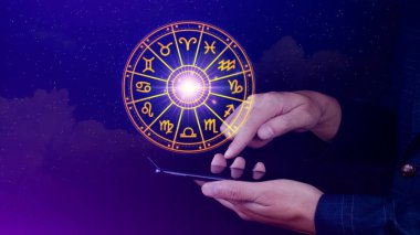 Astroloji ve burç kavramı, burç çarkının içindeki kişi, yıldız çemberi içindeki astrolojik burç işaretleri, gökyüzündeki yıldızlar bilgisi, evrenin gücü..