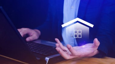 Emlak konsepti, ev ikonu sahibi iş adamı, emlak sigortası ve güvenlik konsepti, jesti ve sembol evini koruma. Emlakçı ev temin ediyor.