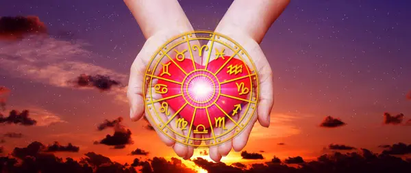 Astroloji ve burç kavramı, burç çarkının içindeki kişi, yıldız çemberi içindeki astrolojik burç işaretleri, gökyüzündeki yıldızlar bilgisi, evrenin gücü..