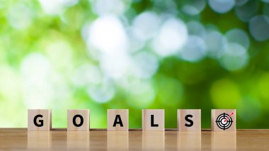 Hedef kavramı, hedef tahtası, sanal hedef tahtası ve tahta küplere basılmış yükselen ok ekranı. iş başarısı için hedefler belirle.